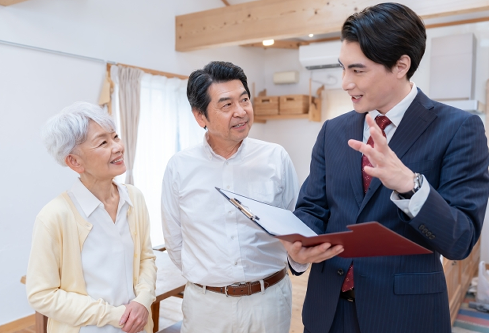 回線プランの説明を受けるご夫婦