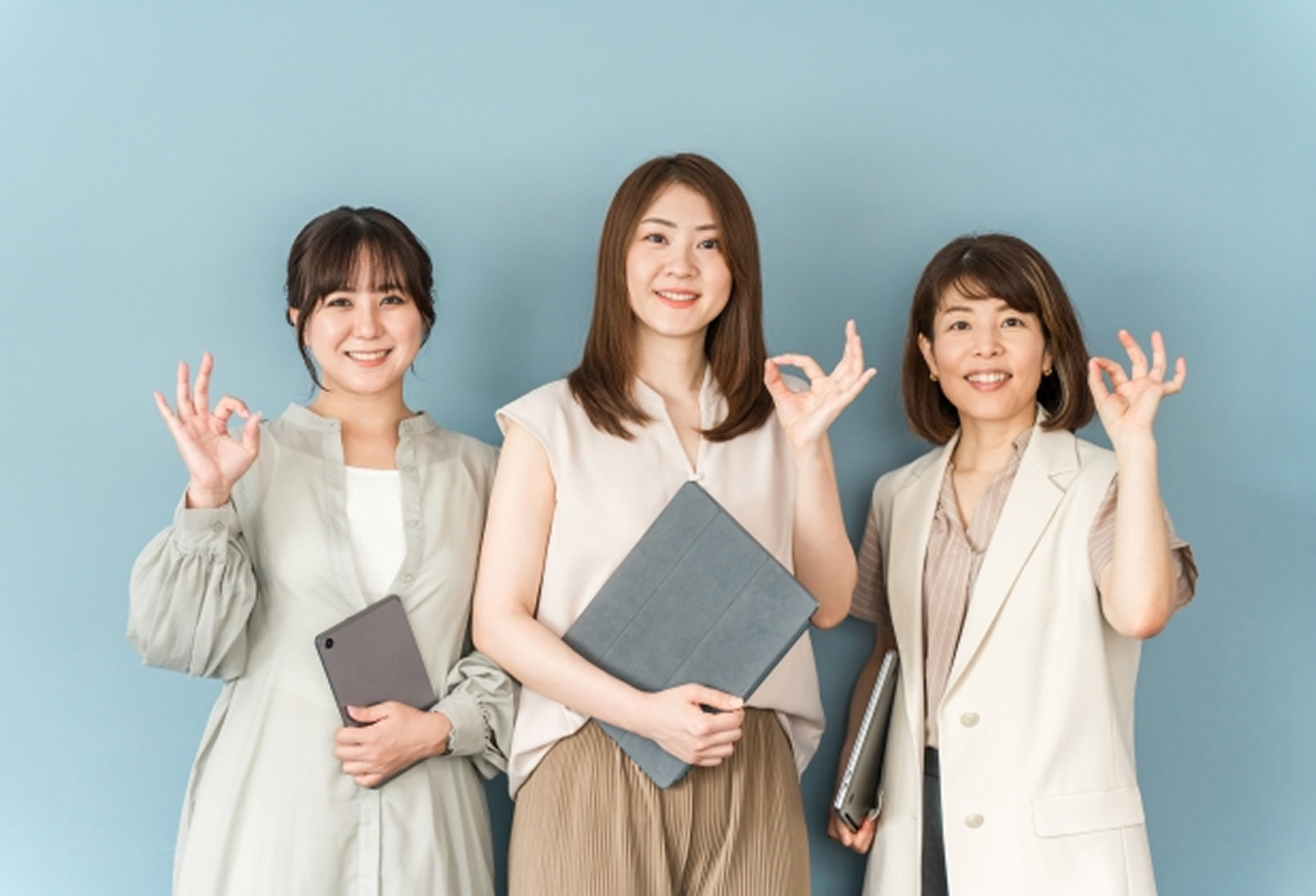 端末を持つスタッフ3名