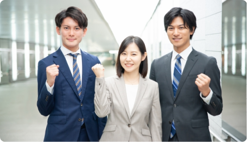 ガッツポーズをするスタッフ3名